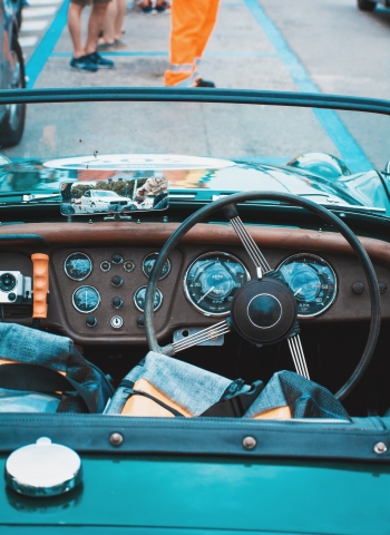 Dettagli Vintage: Un Tuffo nell'Eleganza di un'Auto d'Epoca