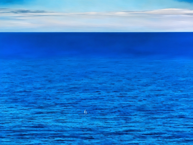 Barca a vela su un mare blu calmo