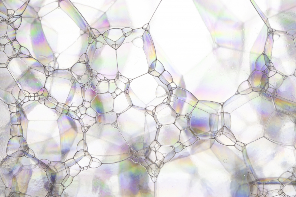 Geometrie di Luce: L'Architettura Segreta delle Bolle di Sapone
