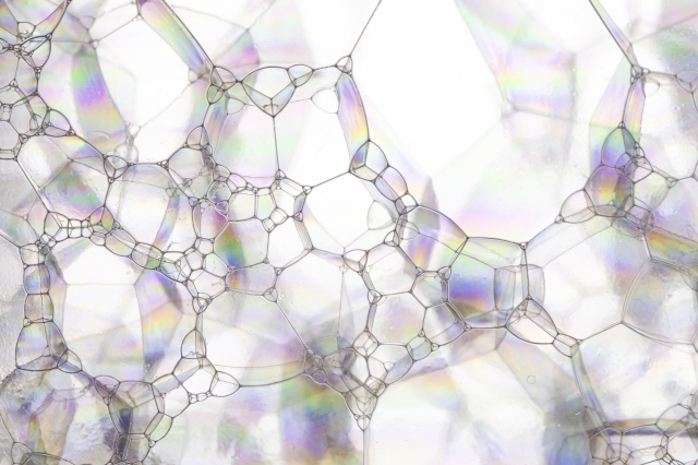 Geometrie di Luce: L'Architettura Segreta delle Bolle di Sapone